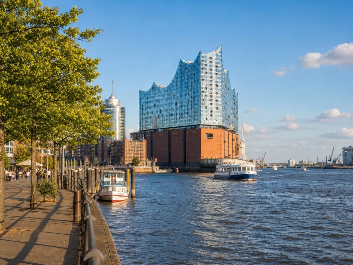 Hamburger Hafen mit Landungsbrücken und Schiffen an der Elbe