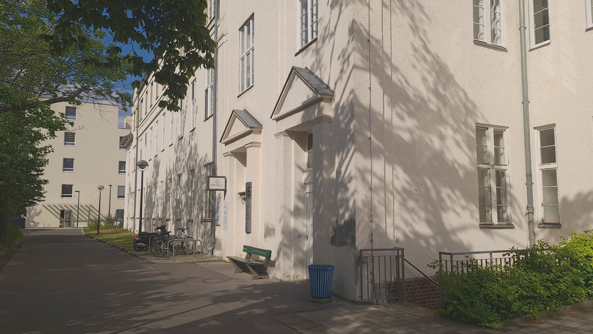 Eingang des Nephrologicum Berlin Neukölln
