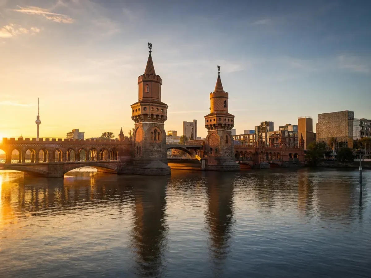 Oberbaumbrücke über der Spree im Morgenlicht