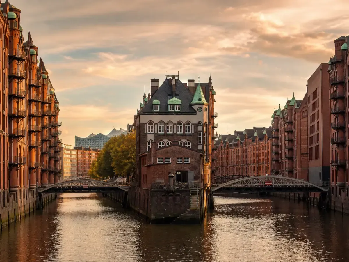 Historische Speicherstadt am Kanal im Abendlicht