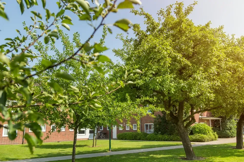 Garten und Außenansicht des Nephrologicum Osterholz